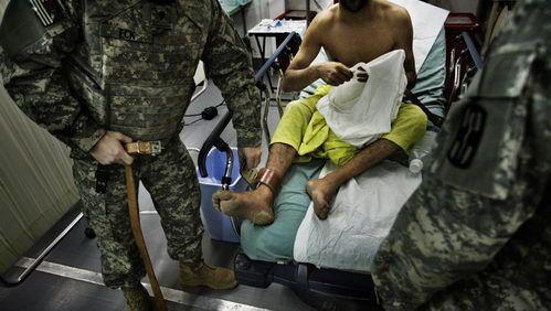 犯人戴的脚镣除了可以防止越狱外还有另一个特殊作用