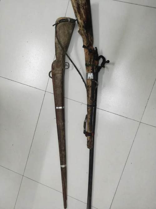 镇安一村民向民警交土枪两支子弹46发装弹器4个