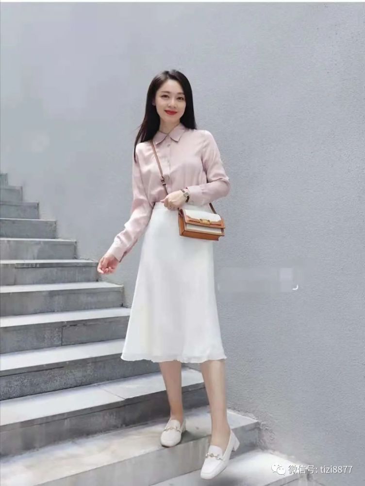 look2 粉色衬衫 白色雪纺半裙 白色小方跟鞋子简直是又舒服又百搭