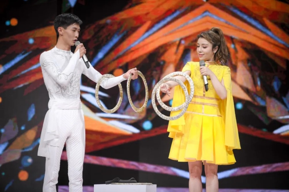 黄金100秒越来越敷衍观众主持人杨帆维妮娜合作6期没换过衣服