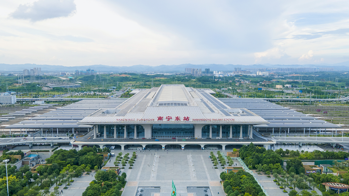 南广高铁等多条铁道线南宁东站作为广西最大的枢纽站以南宁东站为例