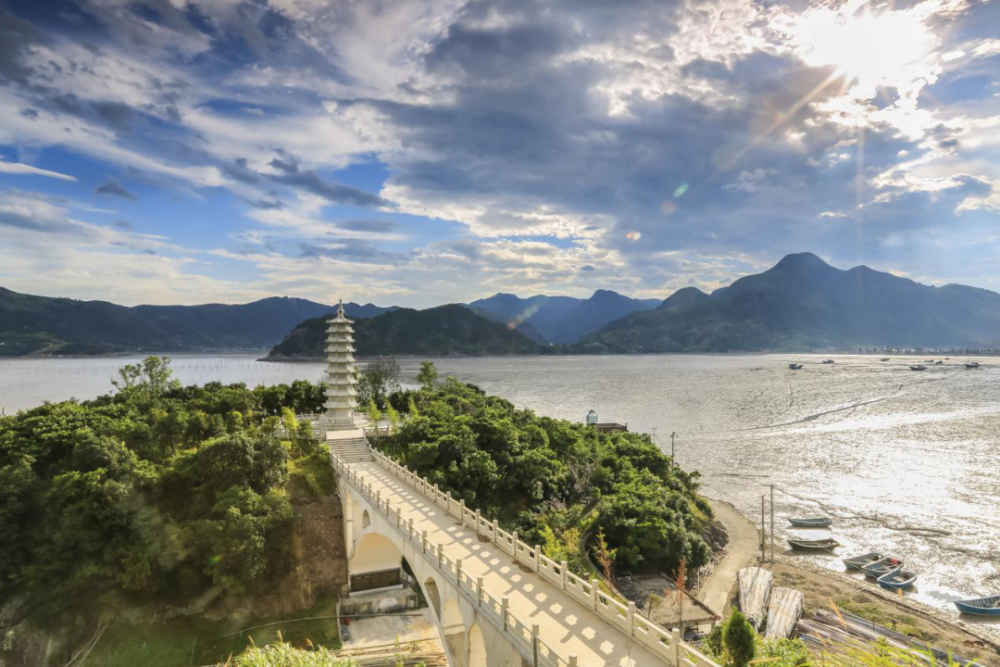 大渔镇,地处苍南县望州山麓,大渔湾畔.