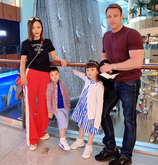 吴奇隆前妻马雅舒秀恩爱,与老公罗伯特甜蜜互动,一对混血儿女颜值高