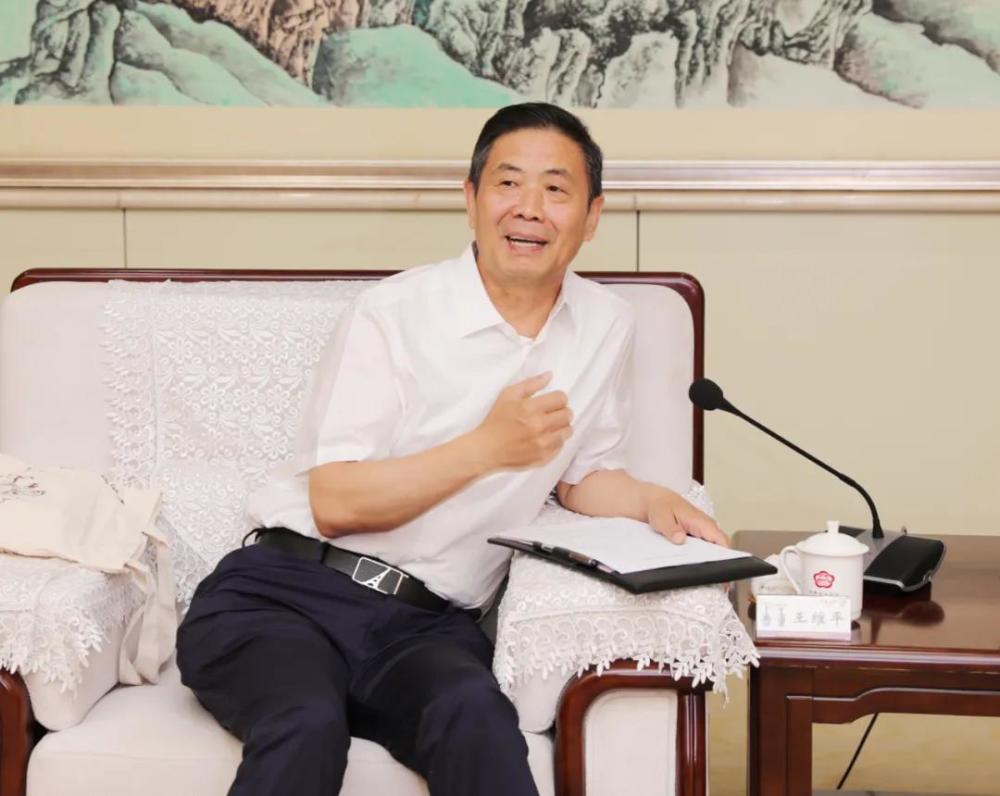 民盟山西省委会主委王维平王维平表示,汾酒作为山西的明星企业,样板