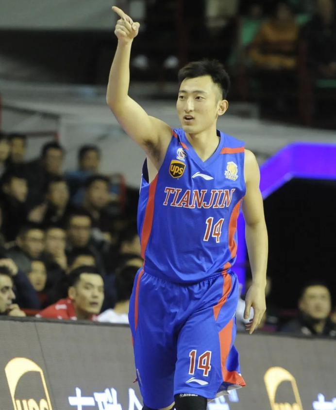 天津男篮官宣孟祥龙担任助教球员时期曾垫脚马布里李根