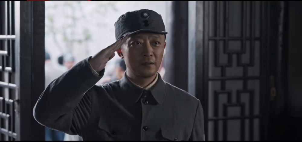 以"粟裕"一角为例,青年时期由演员徐鹏斐饰演,倒有几分神似;回到电视