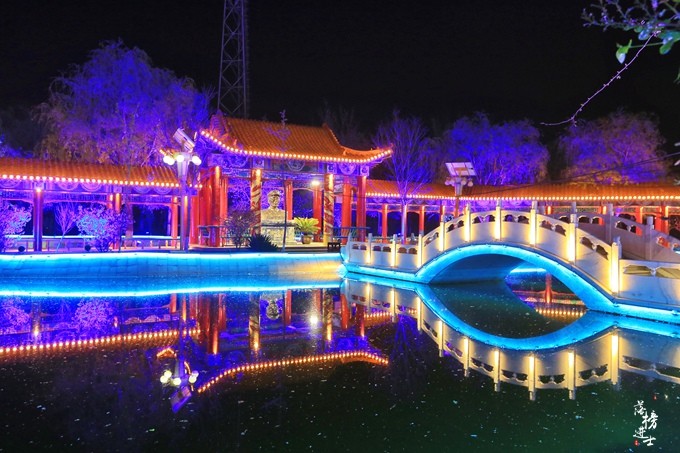 河北邯郸有一座白沙村,入选中国名村,成为一处景区,夜色好梦幻