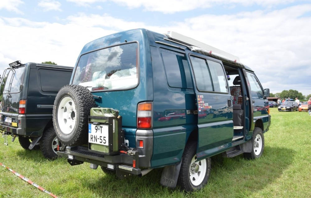 四驱版的三菱面包车陪你翻山越岭真是不错的郊游大玩具