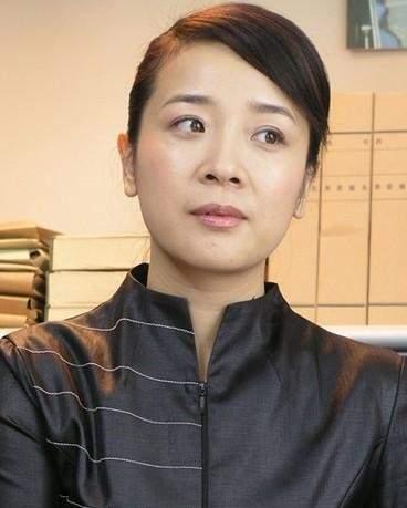 陈小艺夜会小鲜肉,蒋雯丽黄轩酒店被拍,为何她们丈夫视若无睹?