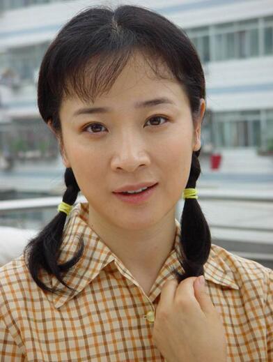 说到陈小艺的丈夫刘惠宁,其实可能很多人都不太了解,相比起家喻户晓的