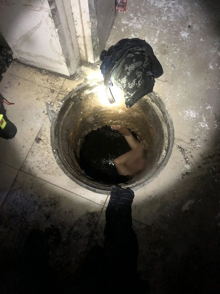 惨!温州一男子不慎落入厕所便池的下水道