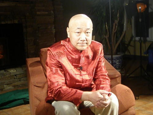 感觉陌生,但如果你看到他的照片,马上就能想起他笑呵呵的光头的样子