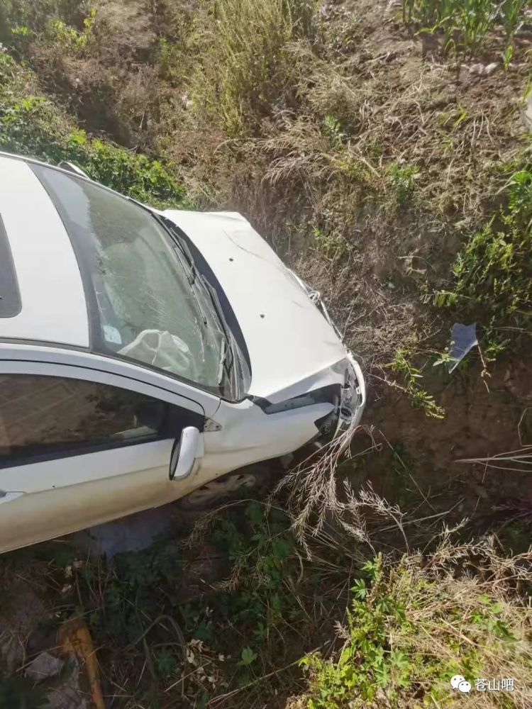 长城一村南湖一辆小汽车掉进沟里