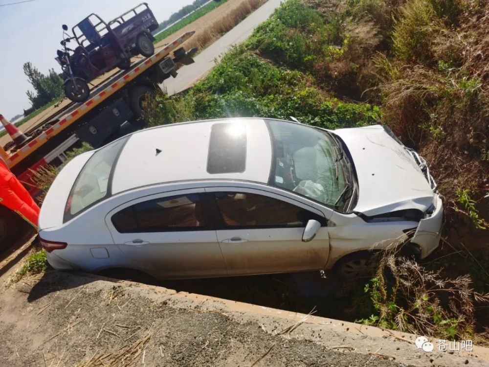 长城一村南湖一辆小汽车掉进沟里