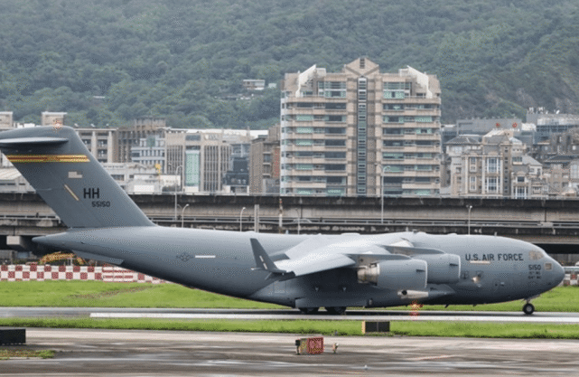 一架美军c17降落台湾下来3个美国人台媒刚欢呼就遭当头一棒