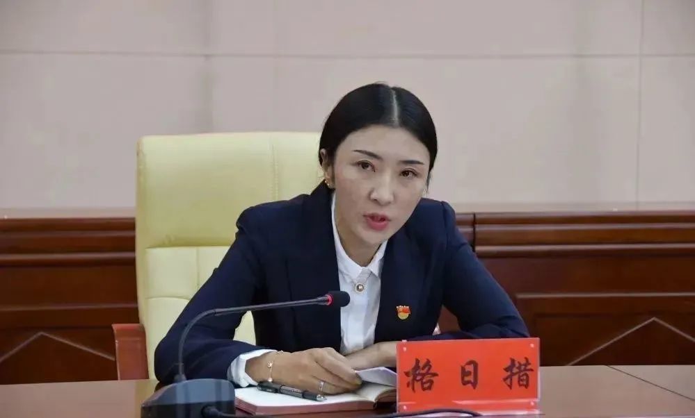 在医疗系统工作10年后,青海女护士格日措突然被提拔成为派出所长