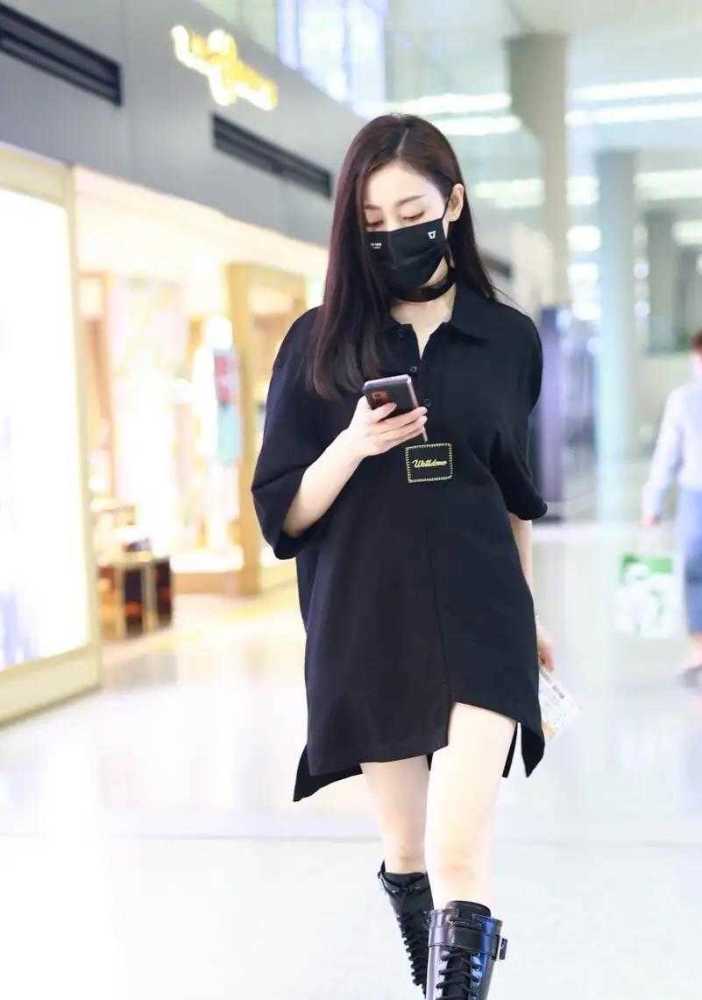 伏明霞很有阔太气质穿黑色连衣裙优雅大气不化妆也很贵气