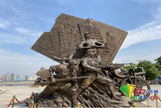 "解放全国"组雕.李丽 摄