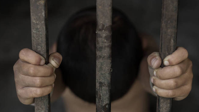 我们尚无法判断那两名母亲是否是孩子们的亲生母亲,也不知道这些孩子