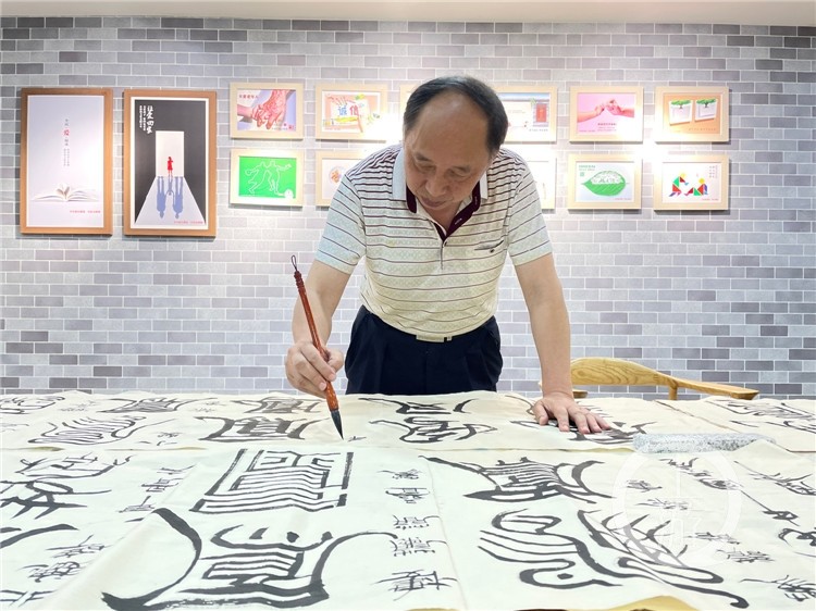 祝福建党百年65岁老党员创作20米书法长卷百凤朝阳