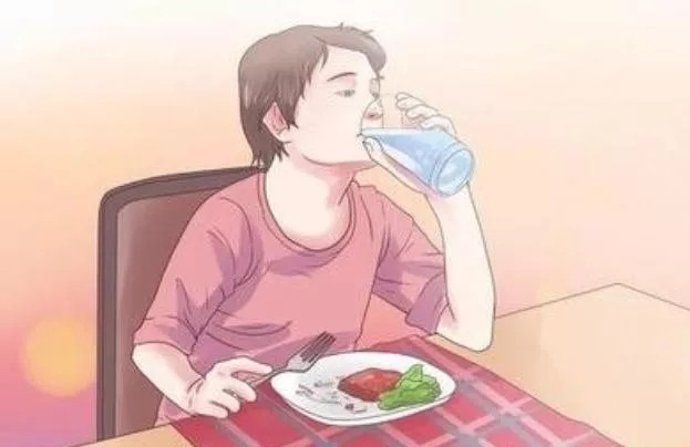 饭前喝水可以减肥胃不好当心胃食道逆流