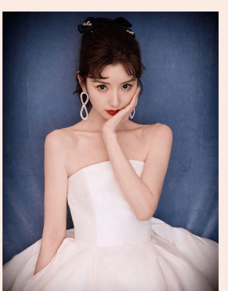 毛晓彤拾光盛典造型太美了,白色抹胸裙镶满水晶,披个头纱就可以结婚