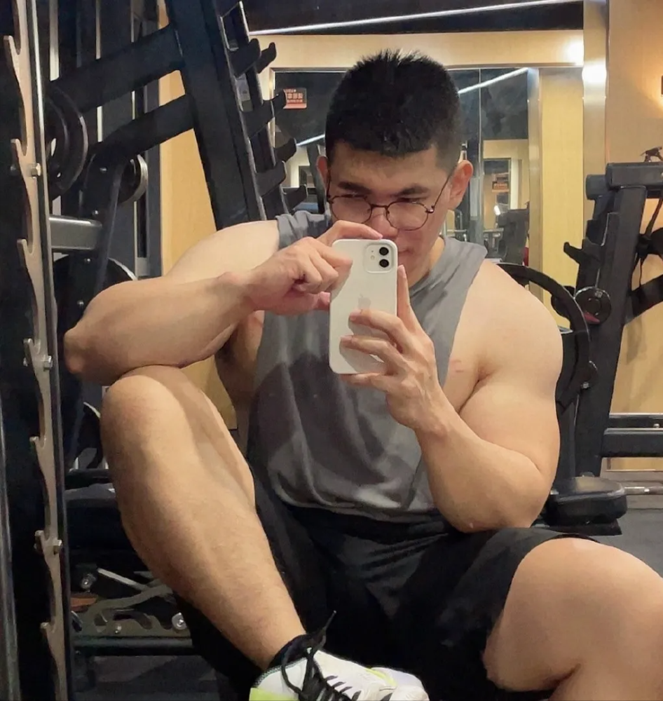 深圳壮男教练因身材太好被偷拍,脱掉衣服后亮了,网友:想摸一把_腾讯