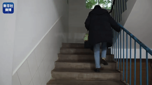 一边是张校长 扶着楼梯 独自走回办公室的背影 这一幕幕让人泪目 网友