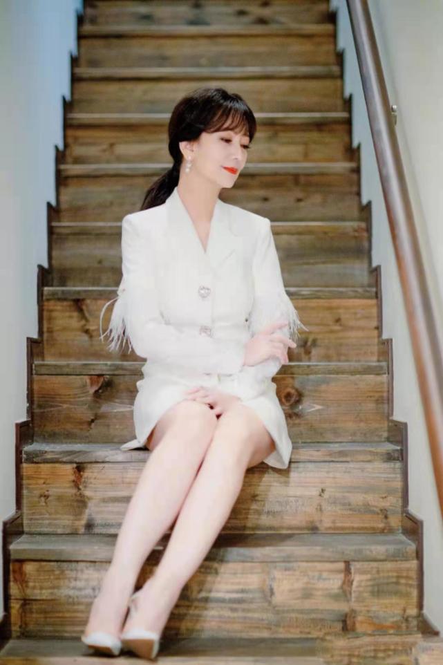 赵雅芝与杨紫罕见合体!两代白娘子同框比美,看不出38岁年龄差