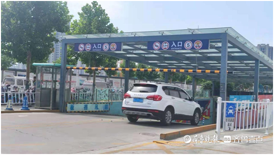 "哐当"一声响,泰安一处限高杆被撞连根拔起,危险!