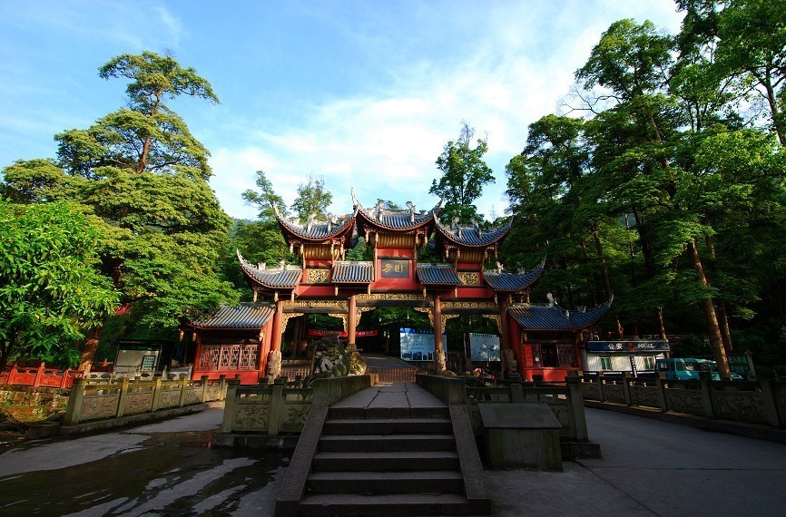 第一个是隋朝的时候,合江笔架山有个叫刘珍的樵夫,上山砍柴的时候