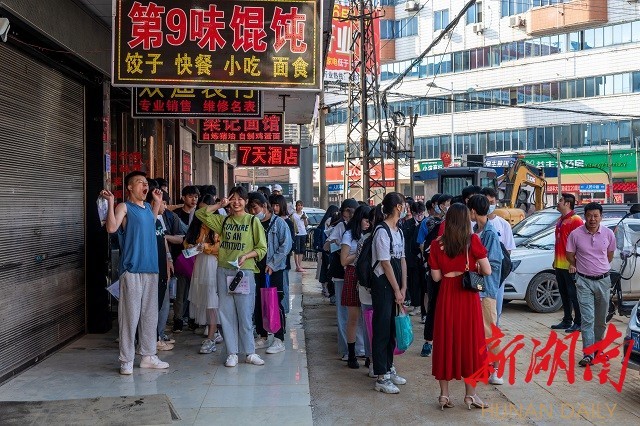 6月7日早上7:30分,漣源市三中的考生在住宿的酒店前列隊準備乘專車去