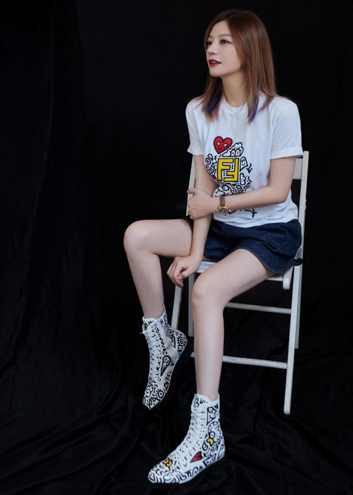 赵薇的气质真是靓穿黑白连衣裙气场开挂原装五官就是耐看