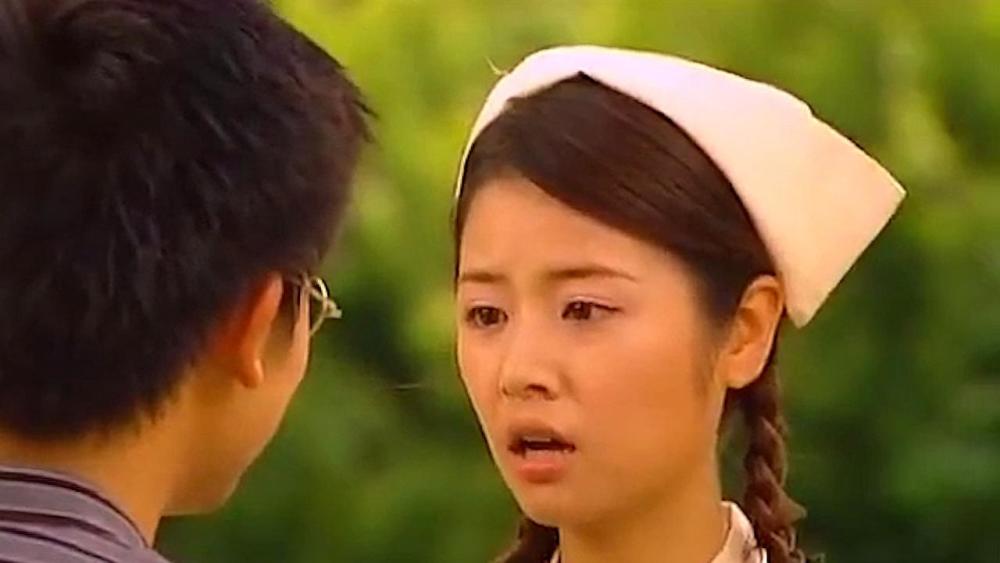 依萍自杀躺在医院:如萍真的放弃了?你看她进去探望时穿了啥?