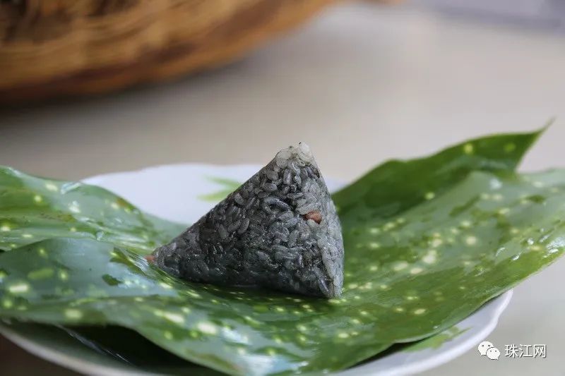 吃在曲靖端午快到了曲靖这种加草灰做的粽子了解一下