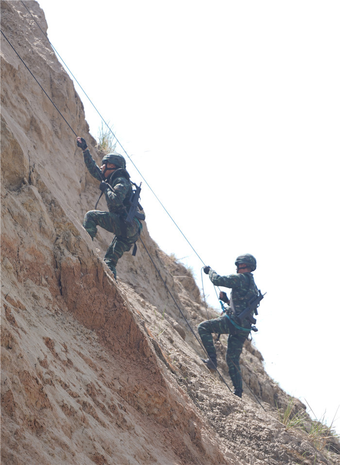 武警青海总队机动第一支队开展野外昼夜实战演练