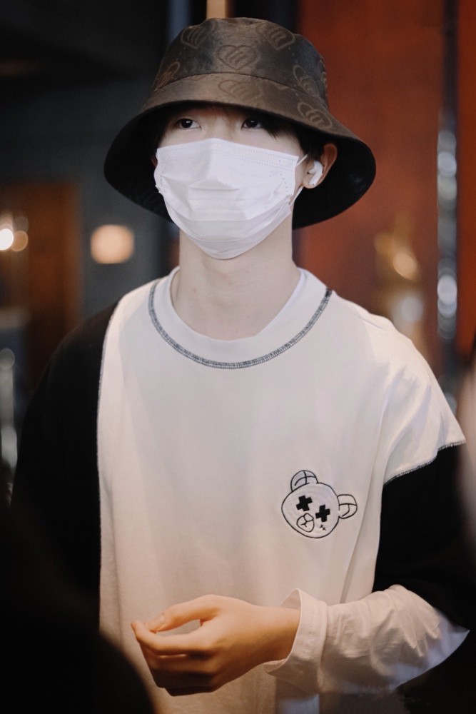 马嘉祺快乐大本营路透,那个阳光帅气的小马哥出关啦!