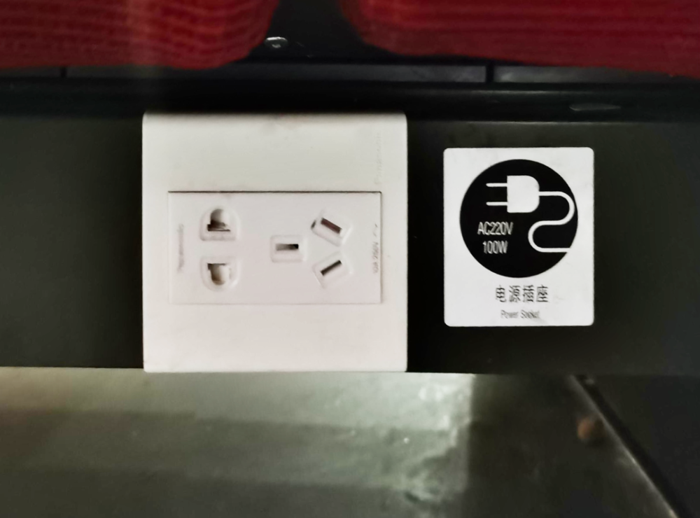 二等座crh380bl型动车组每两个二等座(三个二等座)有一个220v五孔插座
