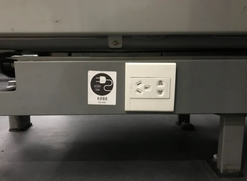 餐车crh380bl型动车组每两个餐车座椅有一个220v五孔插座,位于座椅