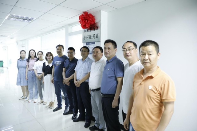 新区党工委委员,管委会副主任张先清,新区社会事业局局长陈良松,新区