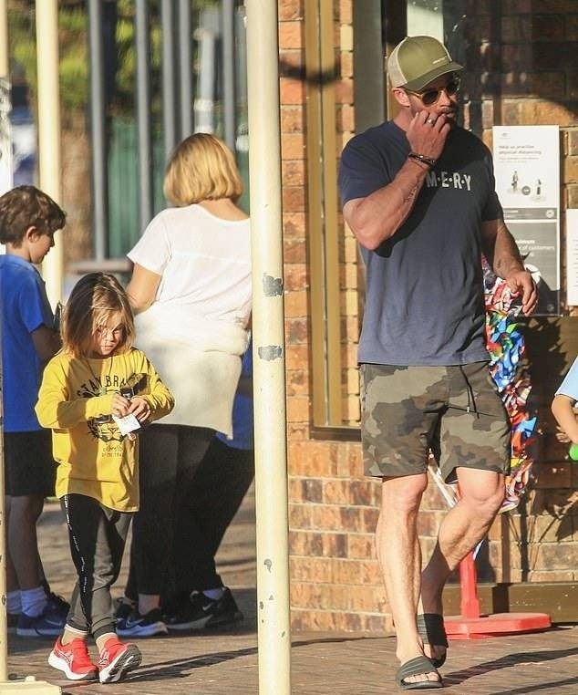 37岁锤哥带娃最新照片,把鞋又走没了,新片雷神4引发期待