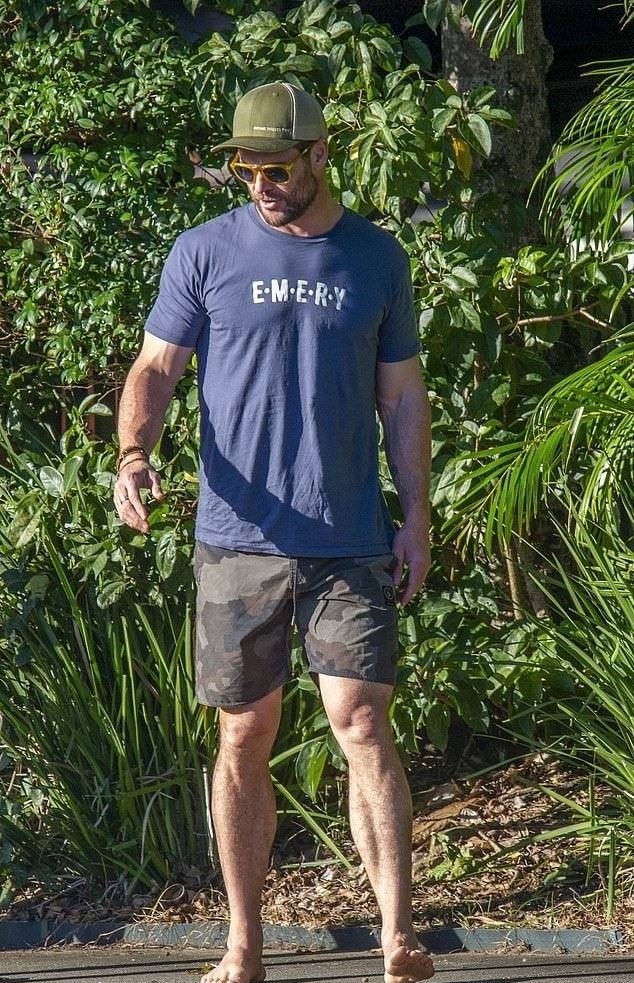 37岁锤哥带娃最新照片,把鞋又走没了,新片雷神4引发期待