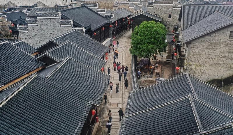 靖安西门外古街,游客络绎不绝.