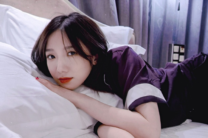 孟美岐晒床上自拍称做美女好累网友没有杨超越长得好看