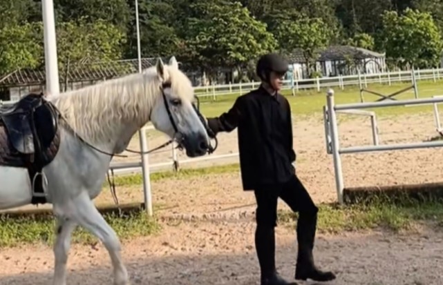 殷世航工作之余去骑马,无意暴露真实身高,网友:穿增高靴子还没马高