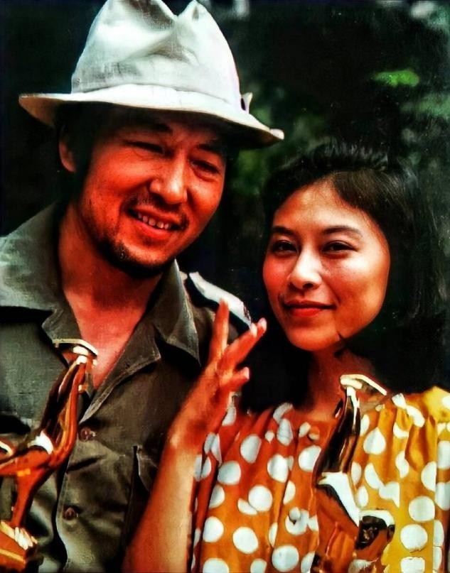 演员的妻子宋晓英走上28届金鸡百花电影节的红毯,从当时的照片来看辛