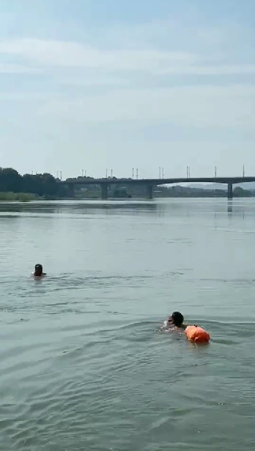 益阳59岁大叔游泳时喊救命被人2分钟救上岸后说我10多岁时游过泳