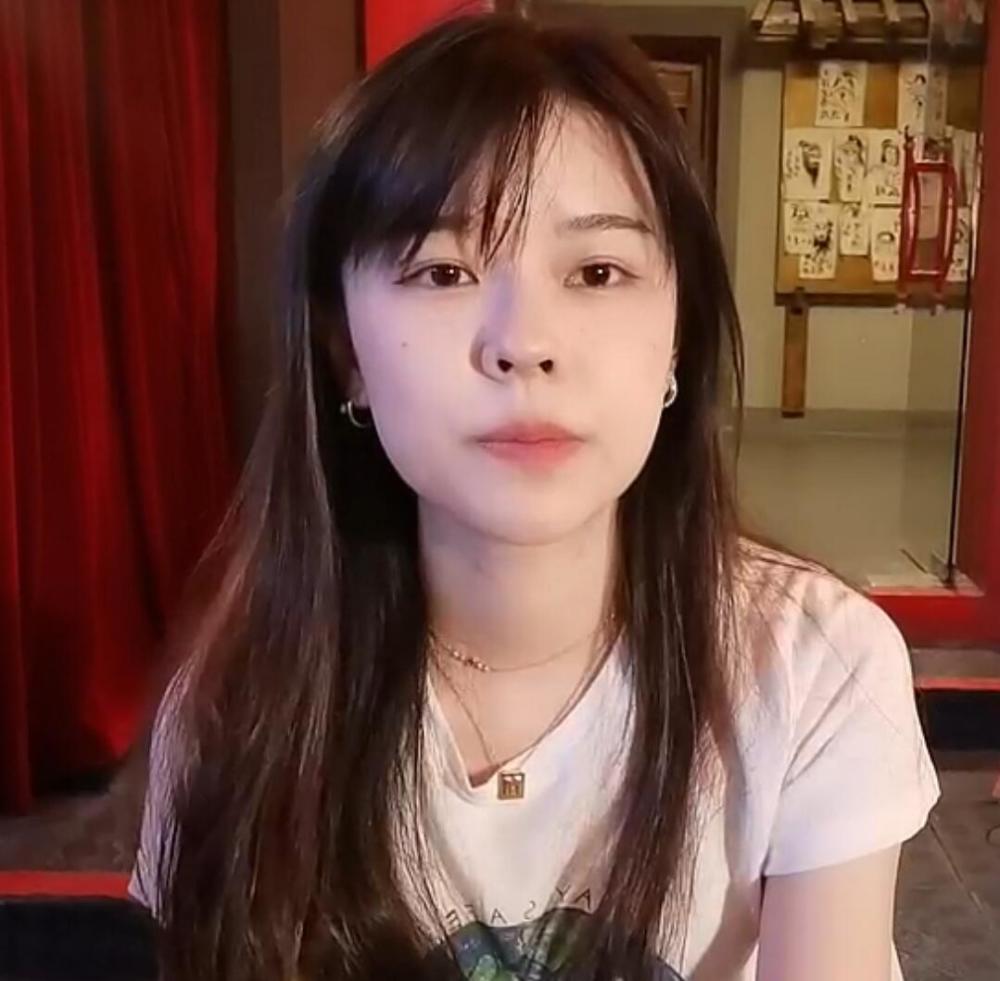 吃鸡一姐沫子真不把粉丝当外人,玩密室逃脱嫌太热,当众换衣服!