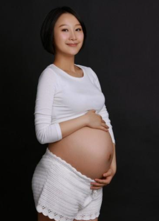 34岁演员肖涵官宣二胎牵宝宝手幸福满满曾让大儿子喊张翰舅舅