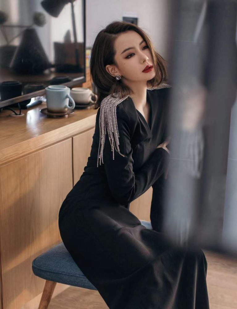 黑色连衣裙穿出戚薇这范儿,是真不容易